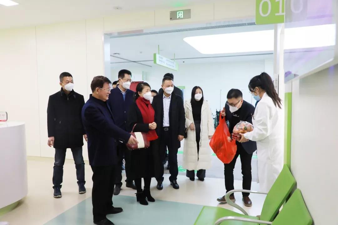 國(guó)際醫(yī)學(xué)領(lǐng)導(dǎo)慰問(wèn)一線(xiàn)工作者