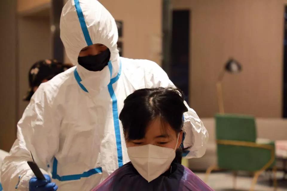 100多位赴武漢醫(yī)療隊(duì)女隊(duì)員“削”掉秀發(fā) ——武漢市委秘書長說，疫情過去一定為你們請功！