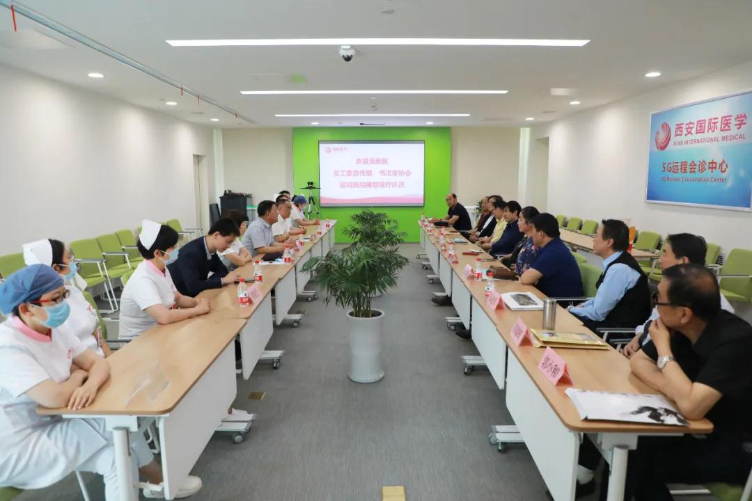 書法送祝福 筆墨贊英雄——西安高新區(qū)黨工委宣傳部、書法家協(xié)會一行致敬最美逆行者