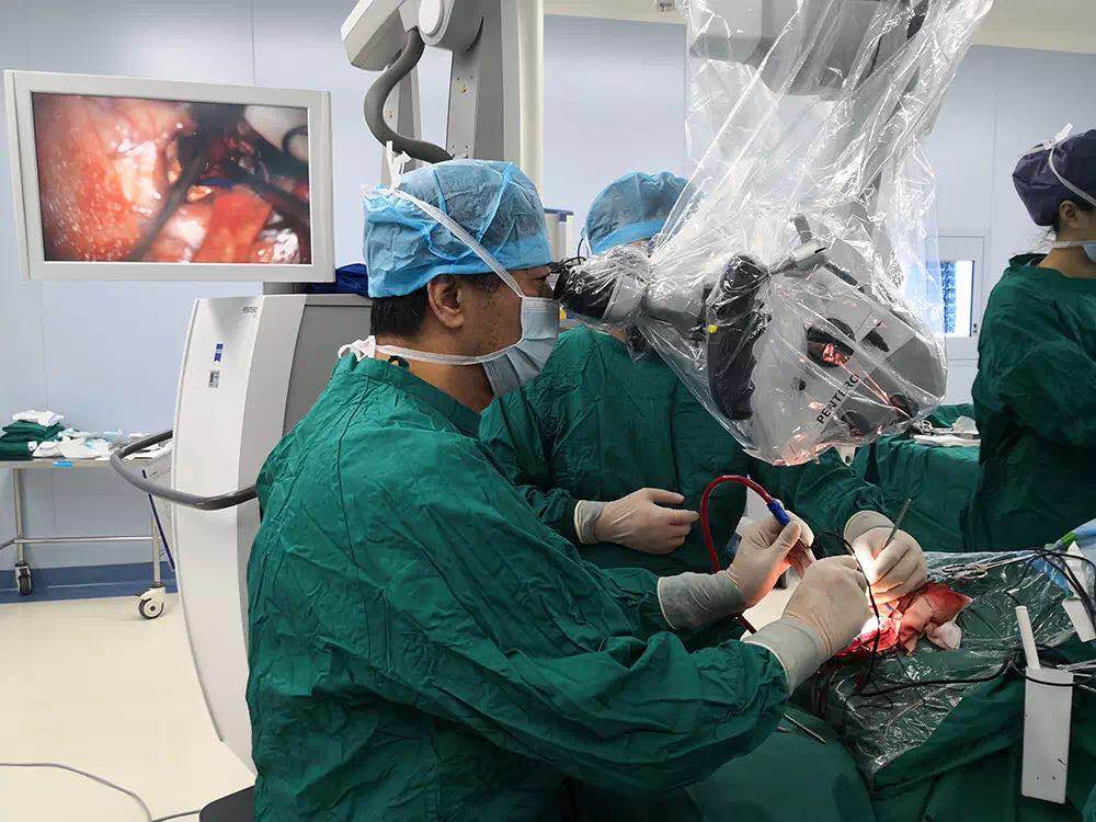 當13歲的小患者遇到“醫(yī)學(xué)大咖”——西安國際醫(yī)學(xué)中心神經(jīng)外科成功完成首例高難度顱內(nèi)腫瘤切除術(shù)