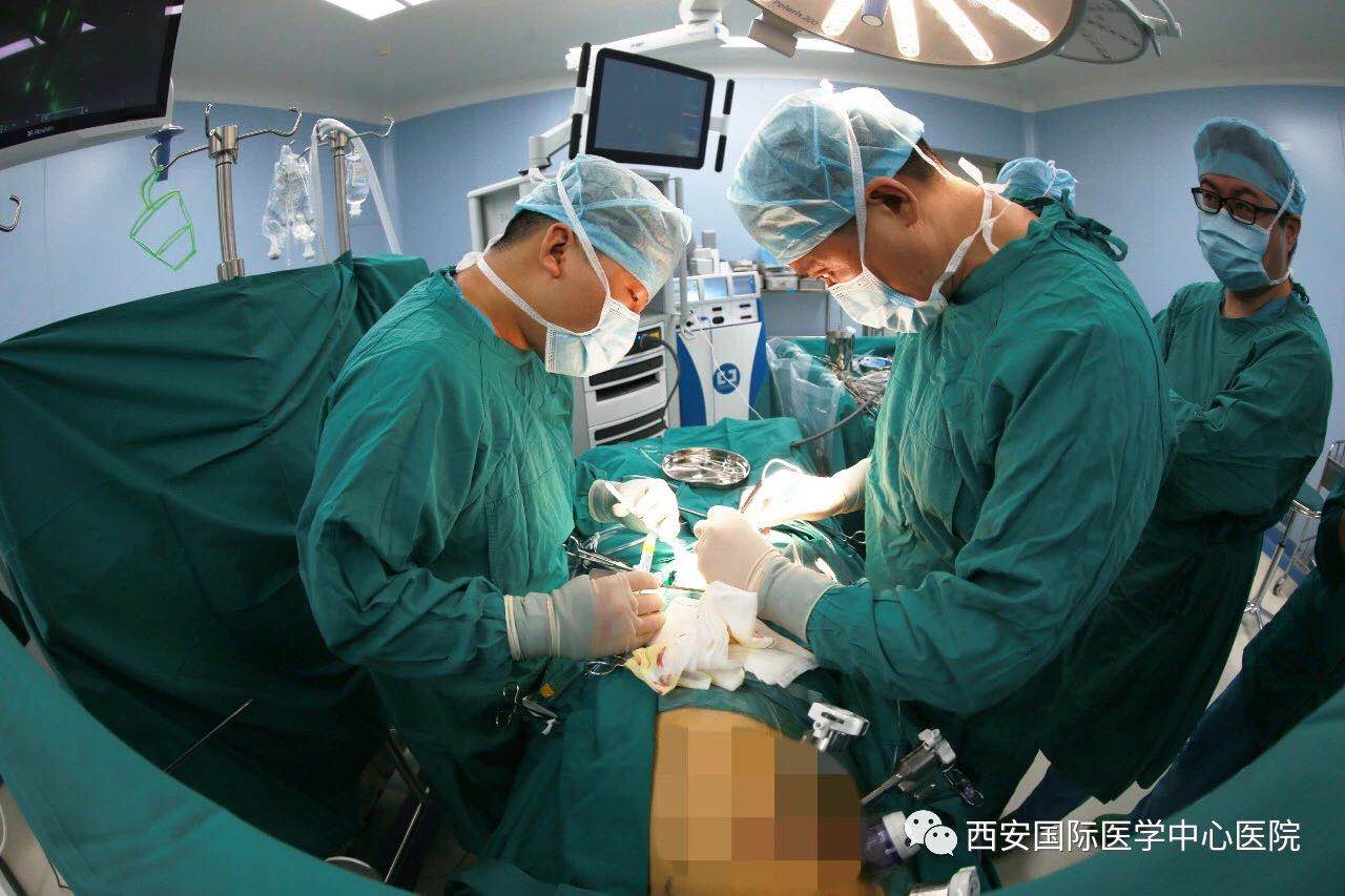 重磅！我院成功完成西北首例四代達芬奇機器人輔助房間隔缺損修補術