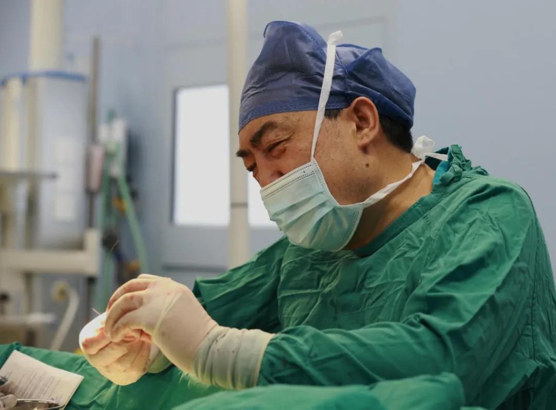 “中國器官再造第一人”郭樹忠教授用三根肋骨雕刻成“耳朵”！