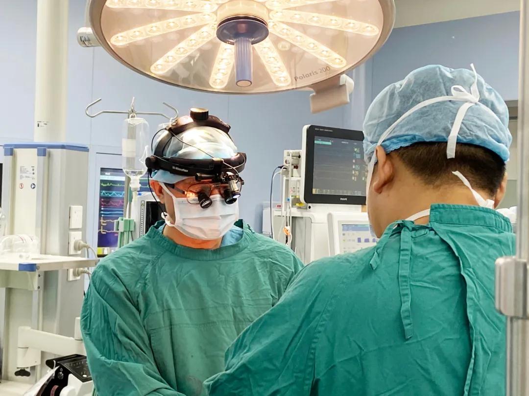 大福的胸腔里拋進了一支橄欖球——記一例罕見巨大夾層動脈瘤手術(shù)