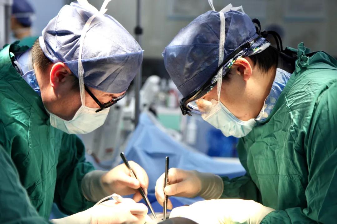 又一次突破！心外團(tuán)隊(duì)完成國(guó)內(nèi)首例“經(jīng)股TAVR+TEVAR”