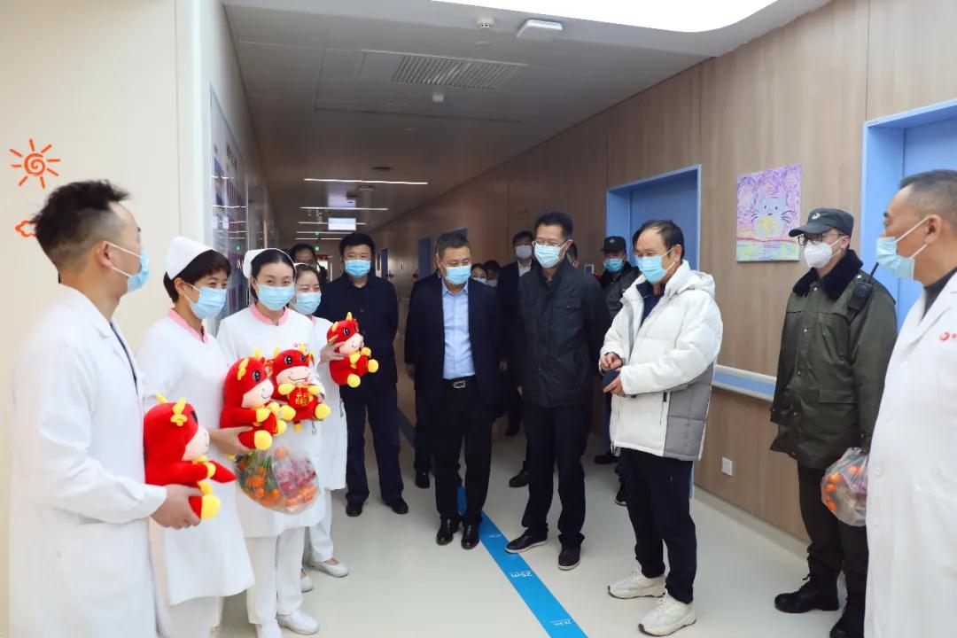 真溫暖！這家醫(yī)院除夕送餃子送祝福……國(guó)際醫(yī)學(xué)集團(tuán)及醫(yī)院領(lǐng)導(dǎo)一行慰問(wèn)堅(jiān)守“醫(yī)”線醫(yī)護(hù)人員及住院患者