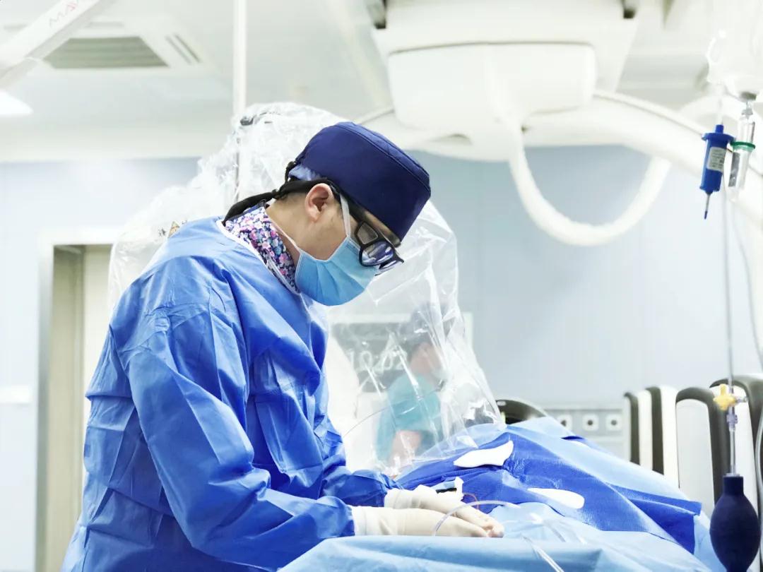 化險(xiǎn)為夷！腦科醫(yī)生巧拆顱內(nèi)“不定時(shí)炸彈”