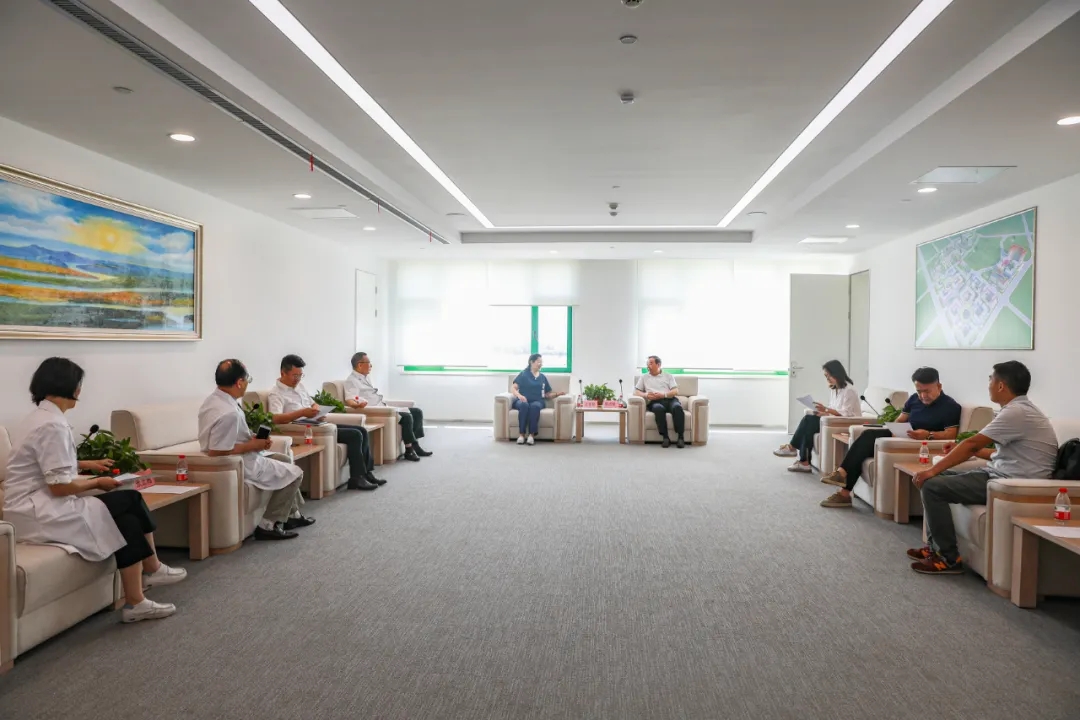 陜西省老齡產(chǎn)業(yè)協(xié)會(huì)執(zhí)行會(huì)長(zhǎng)侯培琪一行來(lái)醫(yī)院參觀考察