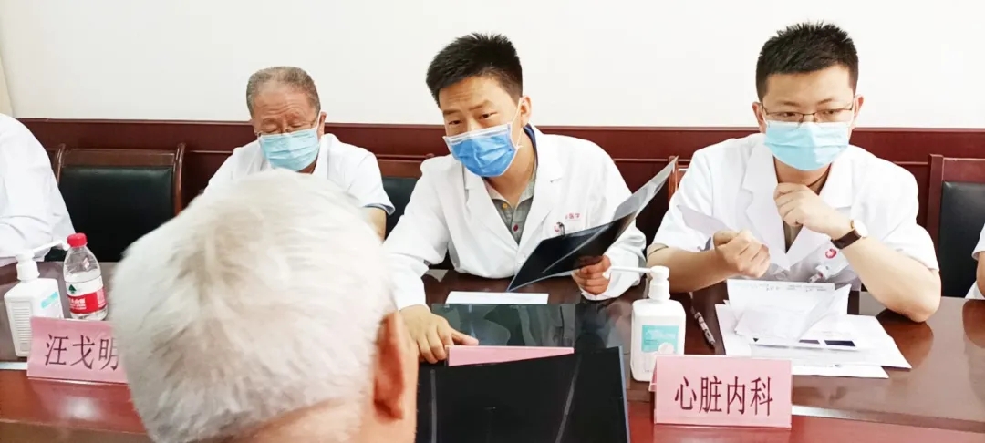 西安國(guó)際醫(yī)學(xué)中心醫(yī)院開(kāi)展“致敬老黨員、老革命”義診活動(dòng)