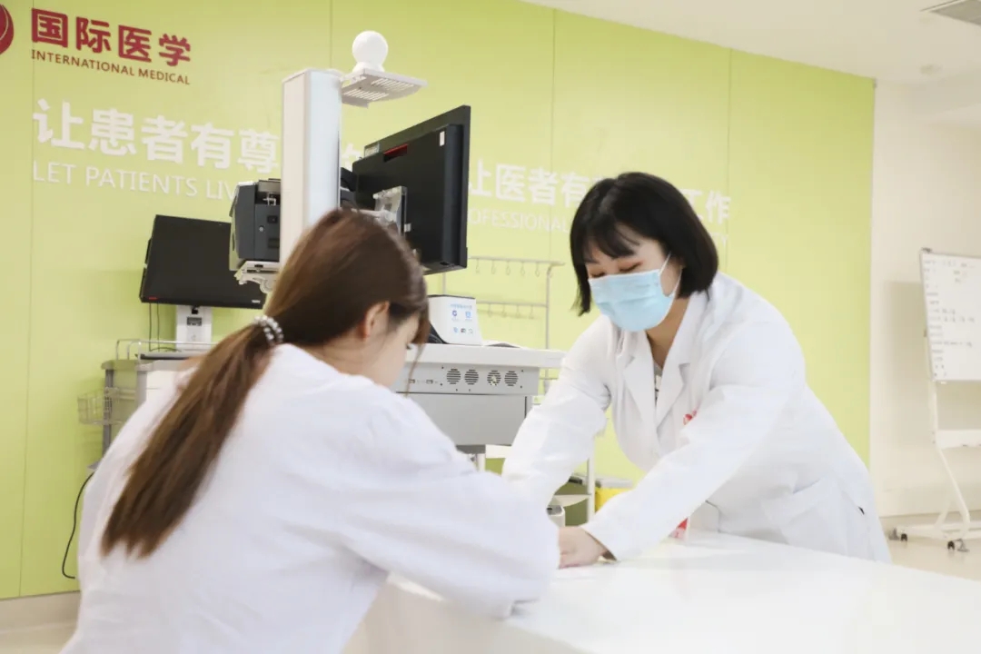 出院手續(xù)床前辦理，「移動結(jié)算車」便民又惠民！