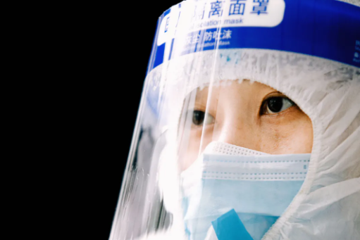 你穿防護服的樣子，真好看！