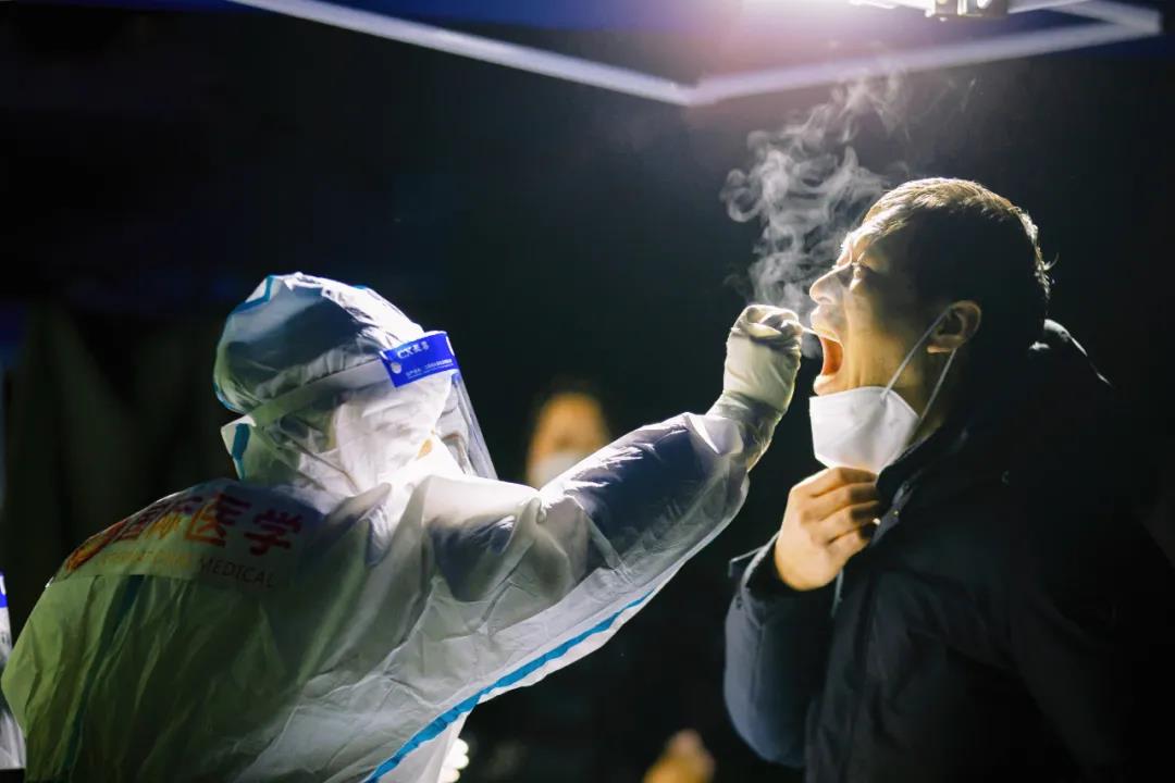 270 萬(wàn)+！凍紅的手、蹲下的背影，看哭了......