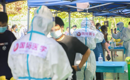 泡白的雙手，濕透的衣服，高溫天氣下的這些“大白”讓人心疼