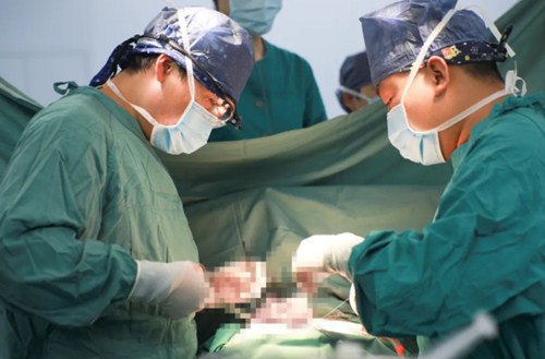 復診首日，市民排隊掃碼，有序就診……