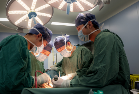 4小時的手術(shù)，消外一科從七旬患者體內(nèi)取出哈密瓜大小的腫瘤