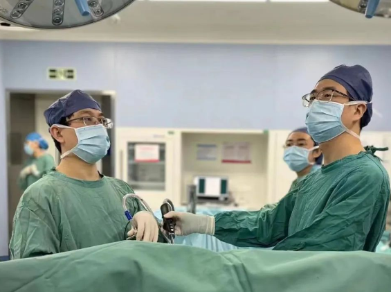 一劈為二！這臺(tái)微創(chuàng)手術(shù)為他清除了“不速之客”