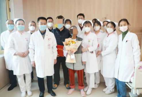 215天守護(hù)，2000多頁病例， 這位女士終見彩虹