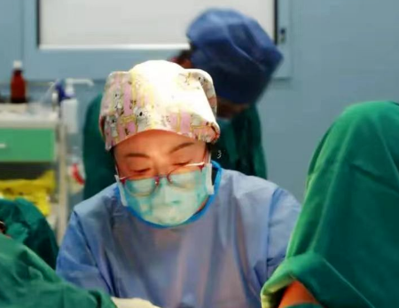 甘肅孕婦星夜兼程400公里，醫(yī)生連夜“環(huán)扎”保胎兒