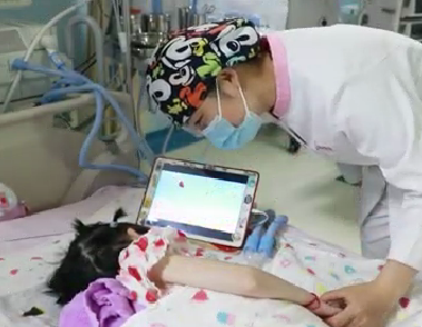 六一兒童節(jié)，ICU內(nèi)醫(yī)護(hù)為小患者扎辮子