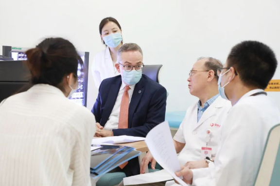 門診、查房、學術交流……全美排名第一的妙佑醫(yī)療國際專家團隊參與“首屆國際醫(yī)學高峰論壇”國際診療日活動