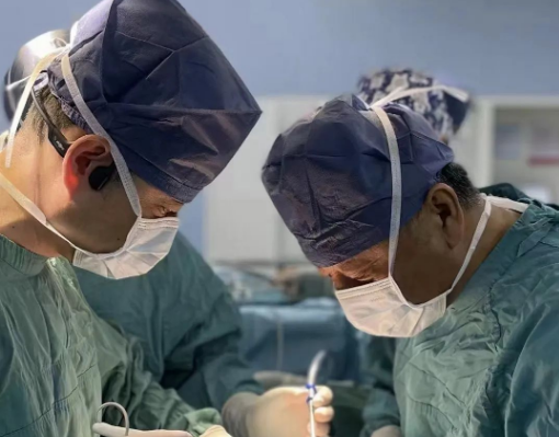 這臺手術(shù)，只有他......