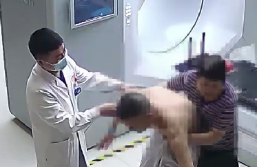 驚險！患者險些跌倒，醫(yī)生跳過治療床扶患者