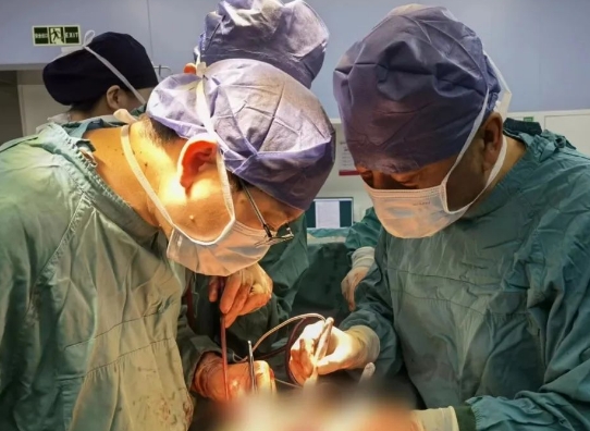 有實(shí)力有擔(dān)當(dāng)！他完成了這臺(tái)“無(wú)人敢接”的高難度手術(shù)