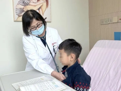 支原體肺炎來(lái)了！住院扎堆，學(xué)習(xí)桌搬到病房，孩子邊寫(xiě)作業(yè)邊打點(diǎn)滴