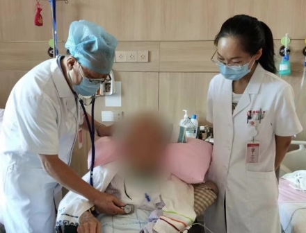 多次渡過險關(guān)，身患重疾的92歲老人在醫(yī)院度過了四個不平凡的生日