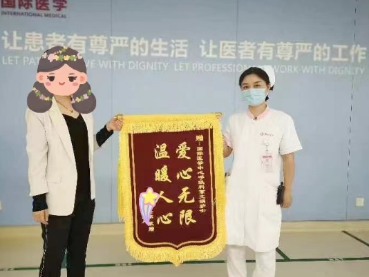 點贊正能量！95后護士救下走失老人 暖心一扶顯大愛