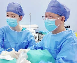 她為什么跨越千里來(lái)到這里？