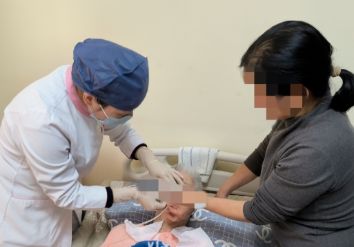 一鍵預(yù)約，專業(yè)到家——西安國際醫(yī)學(xué)中心醫(yī)院“互聯(lián)網(wǎng)+護理上門服務(wù)”為失能老人解憂，讓家屬安心工作