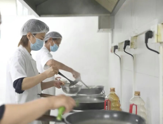 灶火燃起時，醫(yī)院飄出“家的味道”