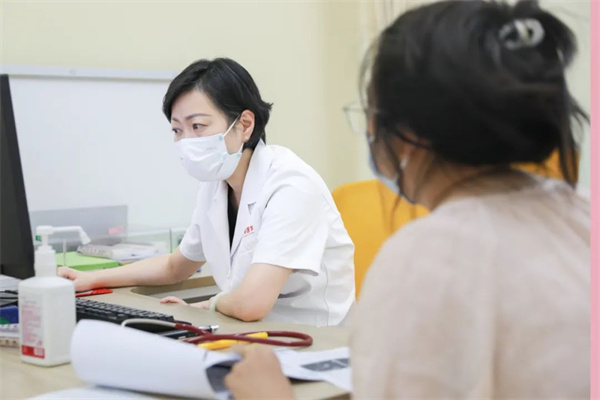 生長(zhǎng)發(fā)育、視力矯治、泌尿外科……暑假未到，兒科門診已排起長(zhǎng)隊(duì)