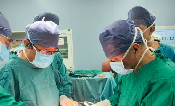 15cm巨瘤纏死主動脈，醫(yī)生11小時“換血”拆彈：這是在豆腐上繡花