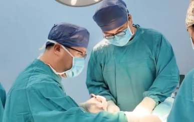 1/4顱骨被切，頭皮只剩1/3厚！76歲老人重塑“天靈蓋”…